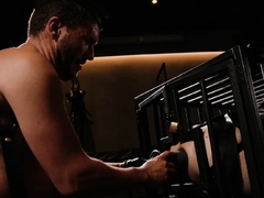 Bighandsff Takes Full Advantage Of Axel Abysses Caged Hole