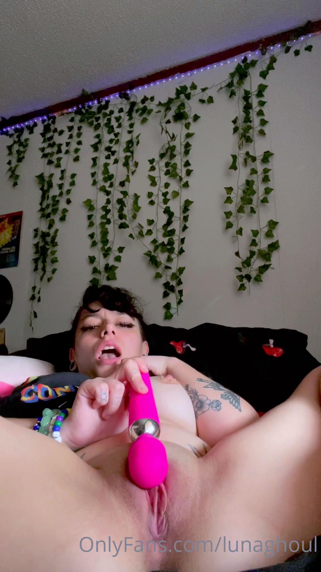 Sexy hottie Anetta Keys enjoys a solo toy masturbation